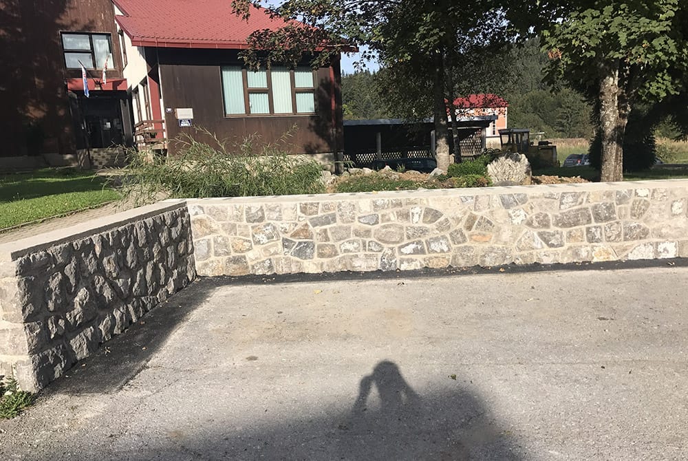 Izgradnja kamenog zida - Šumarija Delnice.jpg